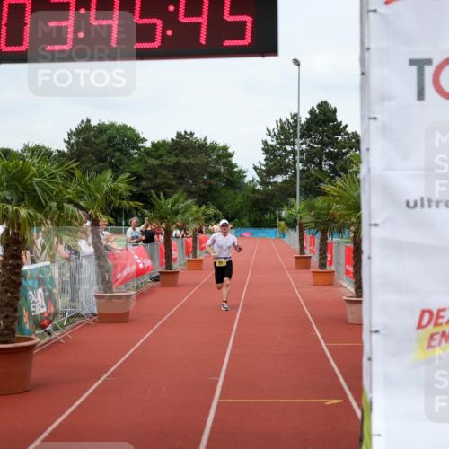 15.06.2025 - 7 Türme Triathlon Michael Strokosch http://msf.ph/oto/7968669 15.06.2025 13:45:45 Ziel 916 meine-sportfotos.de