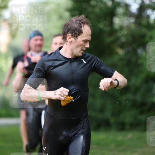 15.06.2025 - 7 Türme Triathlon Michael Strokosch http://msf.ph/oto/7968716 15.06.2025 12:55:18 Schwimmen 701, 727, 745, 769, 772, 784, 792, 797, 801, 846, 859, 865, 927, 950, 952, 955, 1011, 1019, 1075, 1152 meine-sportfotos.de
