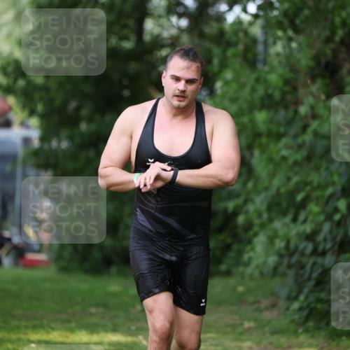 15.06.2025 - 7 Türme Triathlon Michael Strokosch http://msf.ph/oto/7969125 15.06.2025 12:55:53 Schwimmen 708, 755, 776, 805, 818, 833, 877, 879, 895, 919, 1023, 1071, 1120, 1144, 1150, 1153, 1177 meine-sportfotos.de