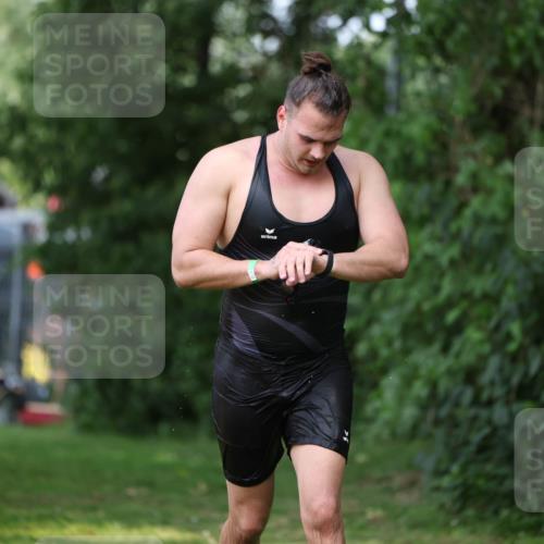 15.06.2025 - 7 Türme Triathlon Michael Strokosch http://msf.ph/oto/7969129 15.06.2025 12:55:53 Schwimmen 708, 755, 776, 805, 818, 833, 877, 879, 895, 919, 1023, 1071, 1120, 1144, 1150, 1153, 1177 meine-sportfotos.de