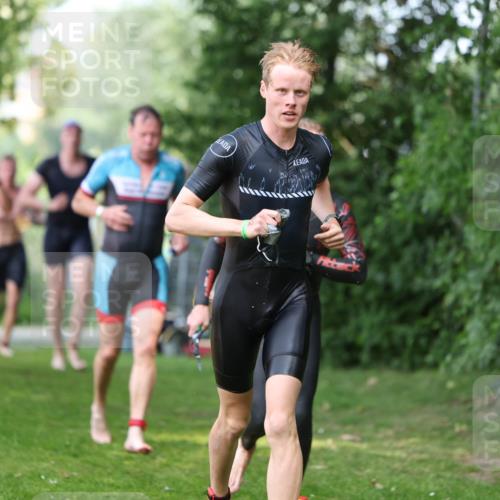 15.06.2025 - 7 Türme Triathlon Michael Strokosch http://msf.ph/oto/7969715 15.06.2025 12:56:45 Schwimmen 767, 786, 851, 868, 886, 901, 910, 1003, 1028, 1060, 1070, 1077, 1132, 1175, 1198 meine-sportfotos.de