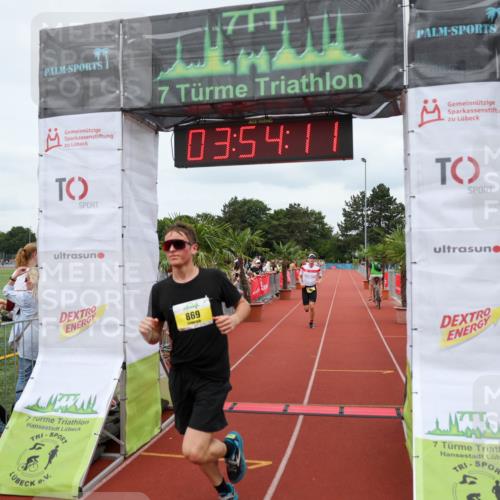 15.06.2025 - 7 Türme Triathlon Michael Strokosch http://msf.ph/oto/7969816 15.06.2025 13:54:10 Ziel 833, 869 meine-sportfotos.de
