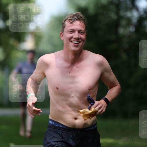 15.06.2025 - 7 Türme Triathlon Michael Strokosch http://msf.ph/oto/7969820 15.06.2025 12:56:53 Schwimmen 868, 886, 901, 910, 915, 988, 1003, 1028, 1033, 1074, 1095, 1132, 1167, 1175, 1198 meine-sportfotos.de