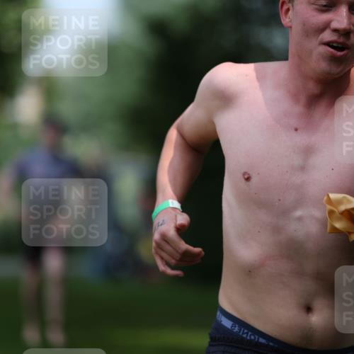 15.06.2025 - 7 Türme Triathlon Michael Strokosch http://msf.ph/oto/7969833 15.06.2025 12:56:53 Schwimmen 868, 886, 901, 910, 915, 988, 1003, 1028, 1033, 1074, 1095, 1132, 1167, 1175, 1198 meine-sportfotos.de