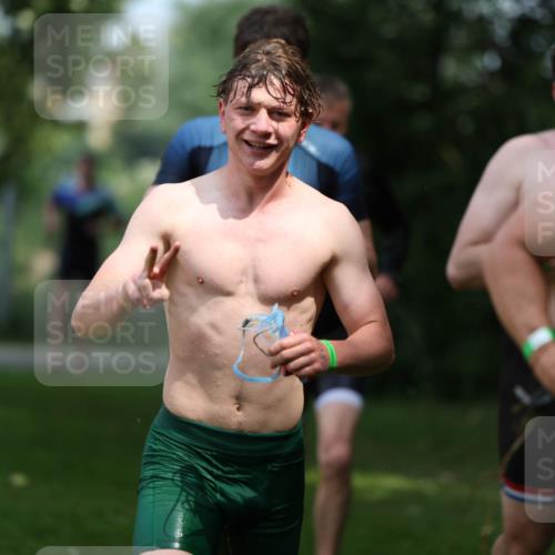 15.06.2025 - 7 Türme Triathlon Michael Strokosch http://msf.ph/oto/7970119 15.06.2025 12:57:26 Schwimmen 709, 736, 774, 793, 857, 889, 913, 944, 986, 1031, 1047, 1049, 1055, 1064, 1087, 1114, 1116, 1117, 1121, 1136, 1142, 1164, 1166 meine-sportfotos.de