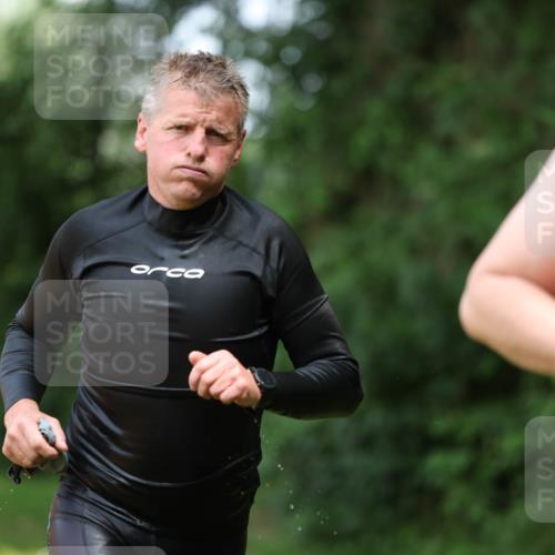 15.06.2025 - 7 Türme Triathlon Michael Strokosch http://msf.ph/oto/7970134 15.06.2025 12:57:28 Schwimmen 709, 736, 774, 793, 857, 889, 913, 944, 986, 1031, 1047, 1049, 1055, 1064, 1087, 1101, 1114, 1116, 1117, 1121, 1136, 1142, 1164, 1166 meine-sportfotos.de