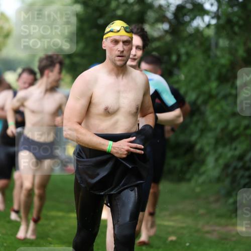 15.06.2025 - 7 Türme Triathlon Michael Strokosch http://msf.ph/oto/7970332 15.06.2025 12:57:50 Schwimmen 196, 704, 775, 837, 926, 942, 944, 971, 989, 1004, 1010, 1054, 1069, 1101, 1121, 1157, 1186, 1193 meine-sportfotos.de