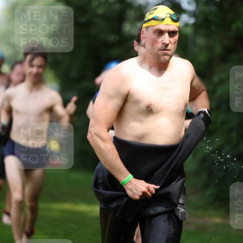 15.06.2025 - 7 Türme Triathlon Michael Strokosch http://msf.ph/oto/7970343 15.06.2025 12:57:51 Schwimmen 196, 704, 775, 837, 926, 942, 971, 989, 1004, 1010, 1054, 1069, 1101, 1121, 1157, 1186, 1193 meine-sportfotos.de