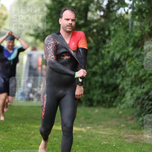 15.06.2025 - 7 Türme Triathlon Michael Strokosch http://msf.ph/oto/7970415 15.06.2025 12:57:58 Schwimmen 196, 704, 775, 837, 853, 926, 942, 956, 971, 974, 989, 1004, 1010, 1052, 1054, 1069, 1101, 1127, 1141, 1157, 1162, 1186, 1193 meine-sportfotos.de