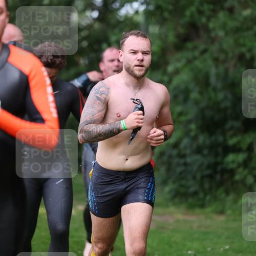 15.06.2025 - 7 Türme Triathlon Michael Strokosch http://msf.ph/oto/7970468 15.06.2025 12:58:04 Schwimmen 704, 717, 773, 775, 798, 853, 942, 956, 974, 1004, 1010, 1052, 1054, 1069, 1106, 1127, 1141, 1162, 1186, 1193 meine-sportfotos.de