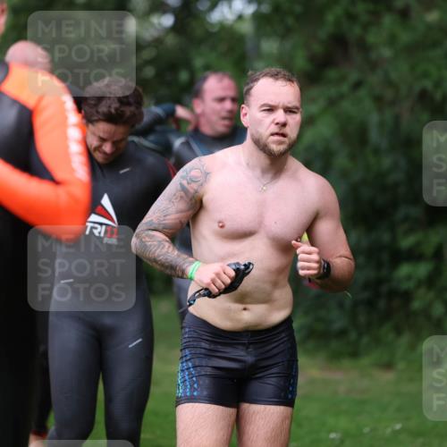 15.06.2025 - 7 Türme Triathlon Michael Strokosch http://msf.ph/oto/7970472 15.06.2025 12:58:04 Schwimmen 704, 717, 773, 775, 798, 853, 942, 956, 974, 1004, 1010, 1052, 1054, 1069, 1106, 1127, 1141, 1162, 1186, 1193 meine-sportfotos.de