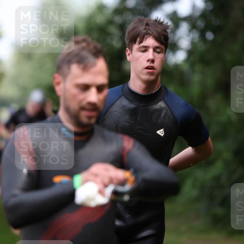 15.06.2025 - 7 Türme Triathlon Michael Strokosch http://msf.ph/oto/7970697 15.06.2025 12:58:27 Schwimmen 192, 717, 739, 773, 794, 795, 798, 807, 815, 832, 899, 935, 938, 974, 1007, 1044, 1059, 1085, 1102, 1106, 1143, 1146, 1180, 1187 meine-sportfotos.de