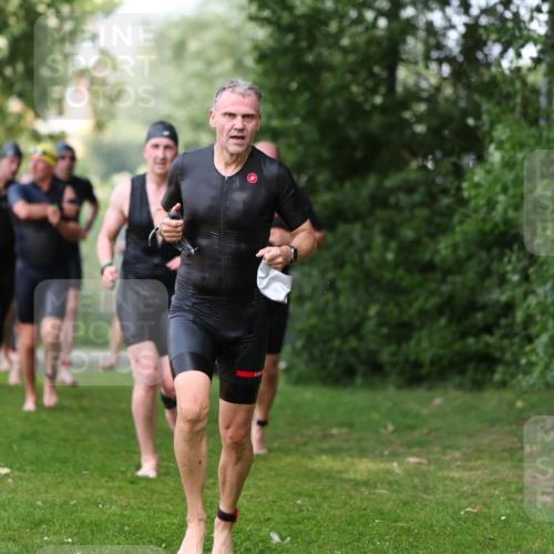 15.06.2025 - 7 Türme Triathlon Michael Strokosch http://msf.ph/oto/7970712 15.06.2025 12:58:29 Schwimmen 192, 717, 739, 773, 794, 795, 798, 807, 815, 832, 899, 935, 938, 1007, 1044, 1059, 1085, 1102, 1106, 1143, 1146, 1180, 1187 meine-sportfotos.de