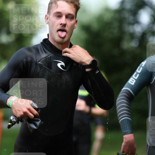 15.06.2025 - 7 Türme Triathlon Michael Strokosch http://msf.ph/oto/7970793 15.06.2025 12:58:36 Schwimmen 739, 794, 795, 807, 815, 832, 884, 899, 935, 938, 953, 1005, 1007, 1044, 1057, 1059, 1085, 1102, 1139, 1143, 1146, 1168, 1180, 1187 meine-sportfotos.de