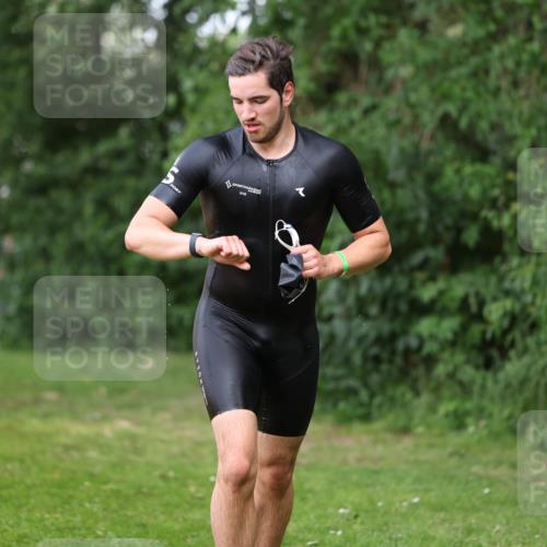 15.06.2025 - 7 Türme Triathlon Michael Strokosch http://msf.ph/oto/7971128 15.06.2025 12:59:16 Schwimmen 194, 743, 750, 754, 816, 875, 975, 1063, 1066, 1097, 1154 meine-sportfotos.de