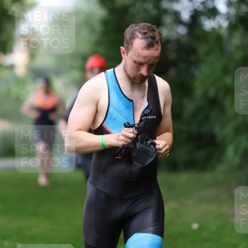 15.06.2025 - 7 Türme Triathlon Michael Strokosch http://msf.ph/oto/7971224 15.06.2025 12:59:27 Schwimmen 743, 750, 754, 875, 892, 975, 1063, 1082, 1088, 1097 meine-sportfotos.de