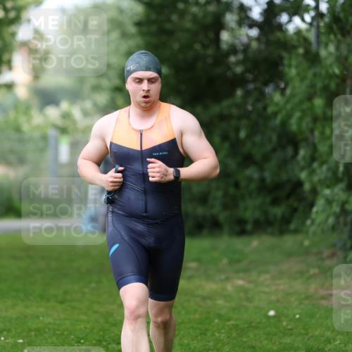 15.06.2025 - 7 Türme Triathlon Michael Strokosch http://msf.ph/oto/7971289 15.06.2025 12:59:33 Schwimmen 191, 743, 750, 875, 892, 975, 1008, 1082, 1088, 1097 meine-sportfotos.de