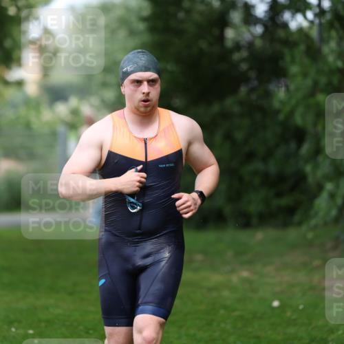 15.06.2025 - 7 Türme Triathlon Michael Strokosch http://msf.ph/oto/7971299 15.06.2025 12:59:33 Schwimmen 191, 743, 750, 875, 892, 975, 1008, 1082, 1088, 1097 meine-sportfotos.de