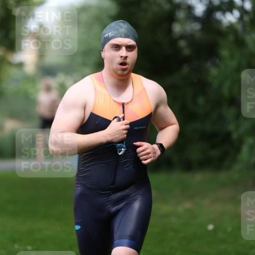 15.06.2025 - 7 Türme Triathlon Michael Strokosch http://msf.ph/oto/7971314 15.06.2025 12:59:34 Schwimmen 191, 743, 750, 875, 892, 975, 1008, 1082, 1088, 1097 meine-sportfotos.de
