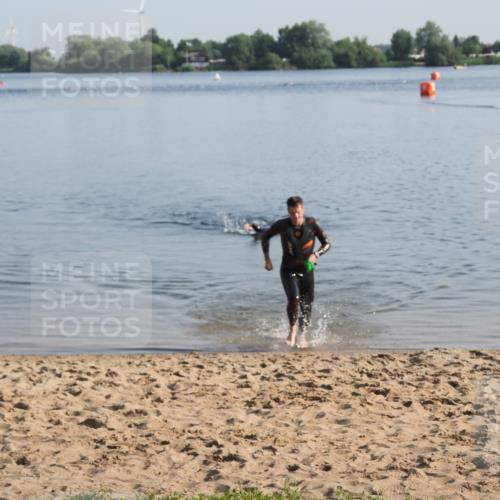 21.06.2025 - 27. Vierlanden-Triathlon MichiJ http://msf.ph/oto/7971456 15.06.2026 08:30:20 Schwimmen 37 meine-sportfotos.de