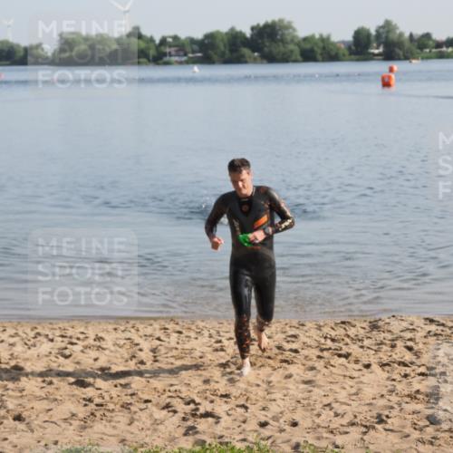 21.06.2025 - 27. Vierlanden-Triathlon MichiJ http://msf.ph/oto/7971483 15.06.2026 08:30:22 Schwimmen 37 meine-sportfotos.de