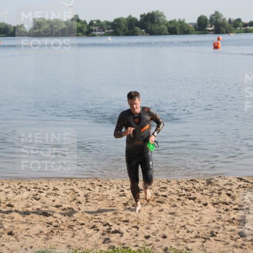 21.06.2025 - 27. Vierlanden-Triathlon MichiJ http://msf.ph/oto/7971487 15.06.2026 08:30:22 Schwimmen 37 meine-sportfotos.de