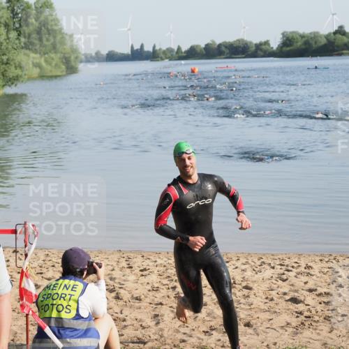21.06.2025 - 27. Vierlanden-Triathlon MichiJ http://msf.ph/oto/7971617 15.06.2026 08:31:41 Schwimmen 63 meine-sportfotos.de
