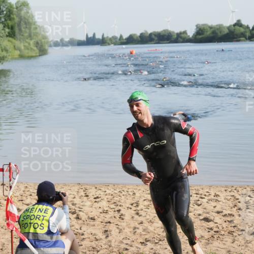 21.06.2025 - 27. Vierlanden-Triathlon MichiJ http://msf.ph/oto/7971639 15.06.2026 08:31:41 Schwimmen 63 meine-sportfotos.de
