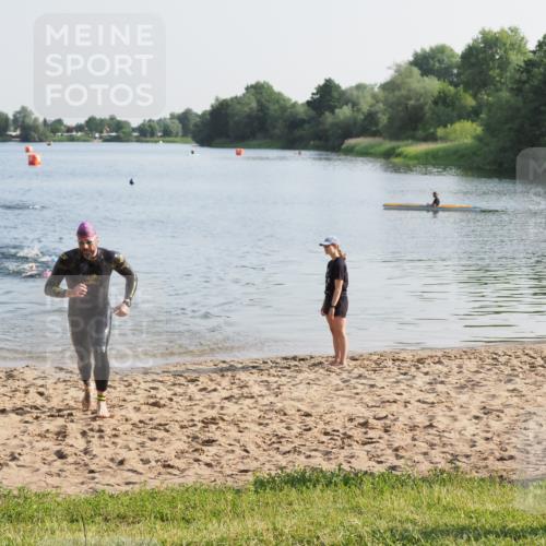21.06.2025 - 27. Vierlanden-Triathlon MichiJ http://msf.ph/oto/7971664 15.06.2026 08:32:00 Schwimmen 30, 178 meine-sportfotos.de