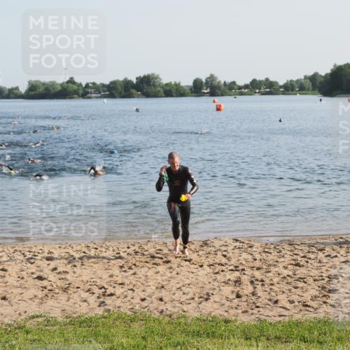 21.06.2025 - 27. Vierlanden-Triathlon MichiJ http://msf.ph/oto/7971816 15.06.2026 08:32:31 Schwimmen 14, 26 meine-sportfotos.de