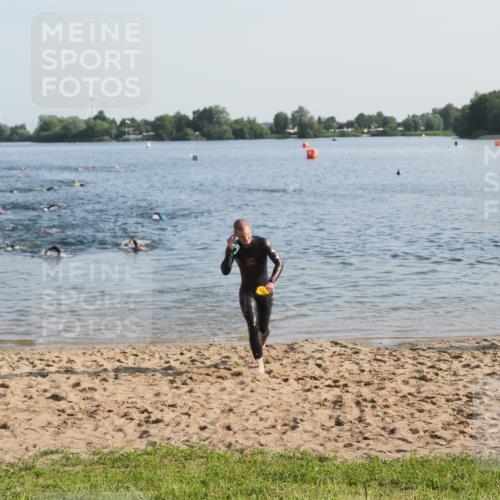 21.06.2025 - 27. Vierlanden-Triathlon MichiJ http://msf.ph/oto/7971821 15.06.2026 08:32:31 Schwimmen 14, 26 meine-sportfotos.de