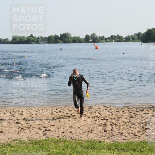 21.06.2025 - 27. Vierlanden-Triathlon MichiJ http://msf.ph/oto/7971842 15.06.2026 08:32:31 Schwimmen 14, 26 meine-sportfotos.de