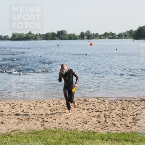 21.06.2025 - 27. Vierlanden-Triathlon MichiJ http://msf.ph/oto/7971857 15.06.2026 08:32:32 Schwimmen 14, 26 meine-sportfotos.de