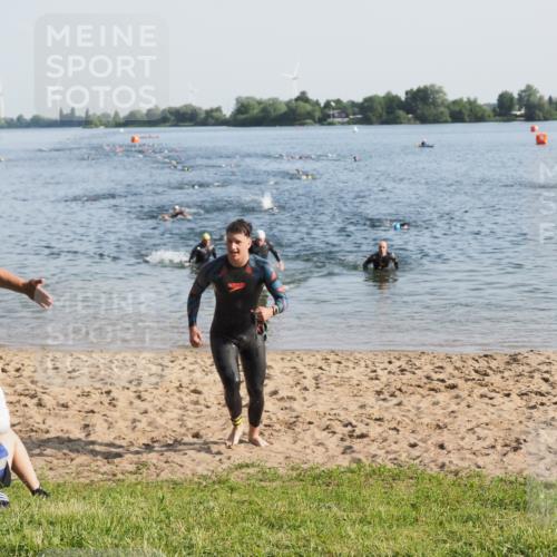 21.06.2025 - 27. Vierlanden-Triathlon MichiJ http://msf.ph/oto/7971884 15.06.2026 08:32:37 Schwimmen 14, 25, 26, 38 meine-sportfotos.de