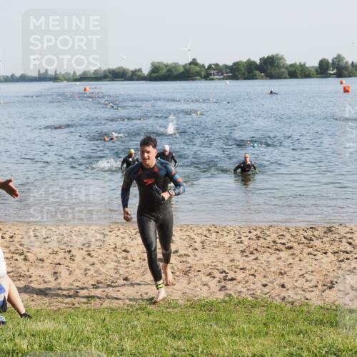 21.06.2025 - 27. Vierlanden-Triathlon MichiJ http://msf.ph/oto/7971888 15.06.2026 08:32:37 Schwimmen 14, 25, 26, 38 meine-sportfotos.de