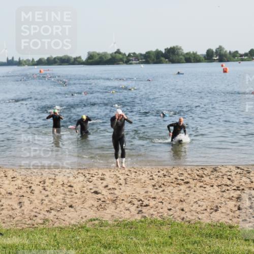 21.06.2025 - 27. Vierlanden-Triathlon MichiJ http://msf.ph/oto/7971918 15.06.2026 08:32:41 Schwimmen 14, 25, 26, 38, 87 meine-sportfotos.de