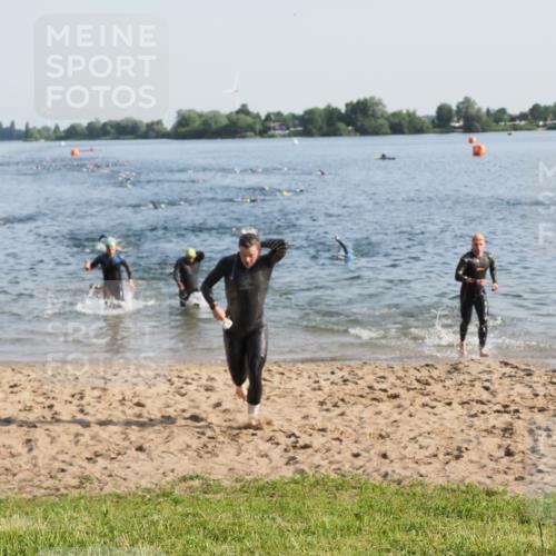 21.06.2025 - 27. Vierlanden-Triathlon MichiJ http://msf.ph/oto/7971973 15.06.2026 08:32:43 Schwimmen 25, 26, 38, 41, 87 meine-sportfotos.de