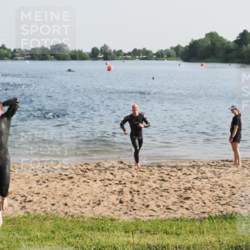 21.06.2025 - 27. Vierlanden-Triathlon MichiJ http://msf.ph/oto/7971990 15.06.2026 08:32:44 Schwimmen 25, 26, 38, 41, 87 meine-sportfotos.de