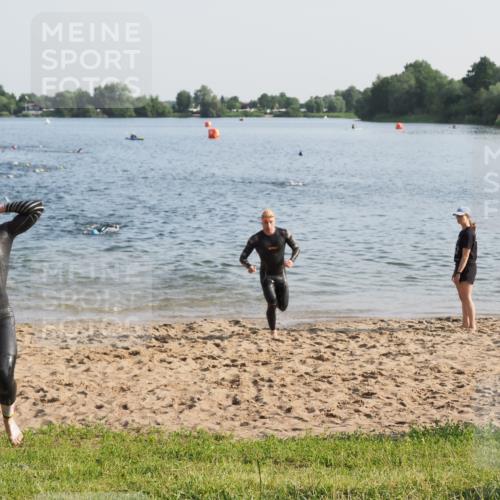 21.06.2025 - 27. Vierlanden-Triathlon MichiJ http://msf.ph/oto/7971996 15.06.2026 08:32:44 Schwimmen 25, 26, 38, 41, 87 meine-sportfotos.de