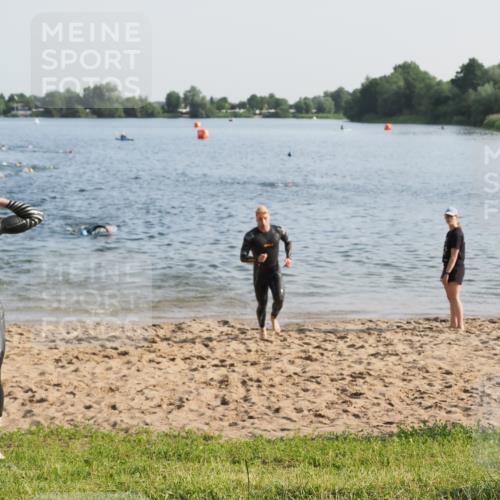 21.06.2025 - 27. Vierlanden-Triathlon MichiJ http://msf.ph/oto/7972001 15.06.2026 08:32:44 Schwimmen 25, 26, 38, 41, 87 meine-sportfotos.de
