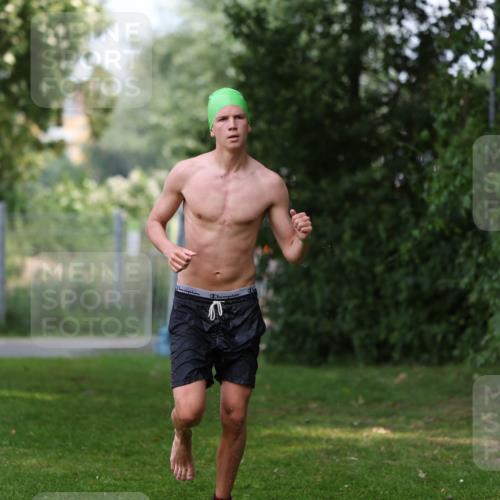 15.06.2025 - 7 Türme Triathlon Michael Strokosch http://msf.ph/oto/7972002 15.06.2025 13:02:39 Schwimmen 1083 meine-sportfotos.de