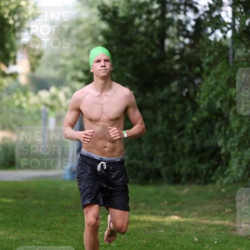 15.06.2025 - 7 Türme Triathlon Michael Strokosch http://msf.ph/oto/7972005 15.06.2025 13:02:39 Schwimmen 1083 meine-sportfotos.de