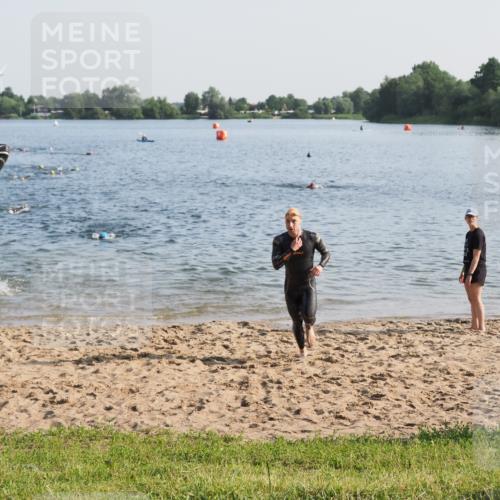21.06.2025 - 27. Vierlanden-Triathlon MichiJ http://msf.ph/oto/7972006 15.06.2026 08:32:45 Schwimmen 25, 26, 38, 41, 60, 87 meine-sportfotos.de