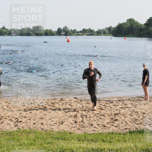 21.06.2025 - 27. Vierlanden-Triathlon MichiJ http://msf.ph/oto/7972011 15.06.2026 08:32:45 Schwimmen 25, 26, 38, 41, 60, 87 meine-sportfotos.de