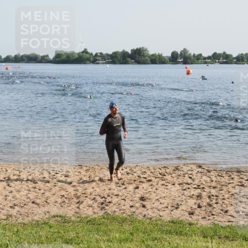 21.06.2025 - 27. Vierlanden-Triathlon MichiJ http://msf.ph/oto/7972309 15.06.2026 08:33:15 Schwimmen 15, 61 meine-sportfotos.de