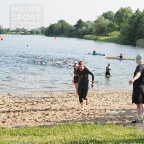 21.06.2025 - 27. Vierlanden-Triathlon MichiJ http://msf.ph/oto/7972388 15.06.2026 08:34:00 Schwimmen 49, 78 meine-sportfotos.de