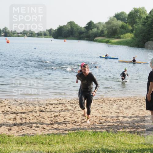 21.06.2025 - 27. Vierlanden-Triathlon MichiJ http://msf.ph/oto/7972400 15.06.2026 08:34:01 Schwimmen 49, 78 meine-sportfotos.de