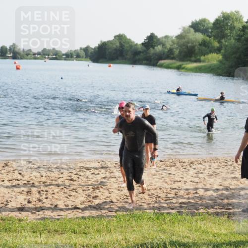 21.06.2025 - 27. Vierlanden-Triathlon MichiJ http://msf.ph/oto/7972410 15.06.2026 08:34:01 Schwimmen 49, 78 meine-sportfotos.de