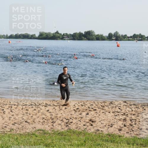 21.06.2025 - 27. Vierlanden-Triathlon MichiJ http://msf.ph/oto/7972453 15.06.2026 08:34:22 Schwimmen 20 meine-sportfotos.de