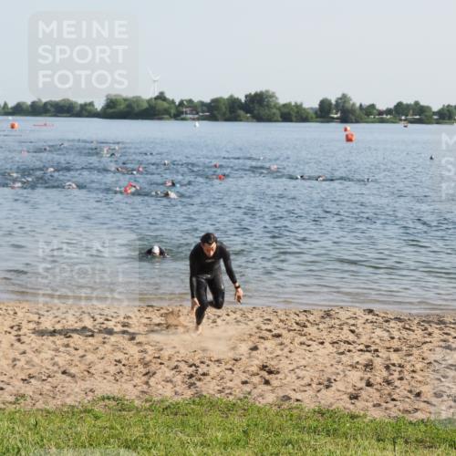 21.06.2025 - 27. Vierlanden-Triathlon MichiJ http://msf.ph/oto/7972466 15.06.2026 08:34:23 Schwimmen 20 meine-sportfotos.de
